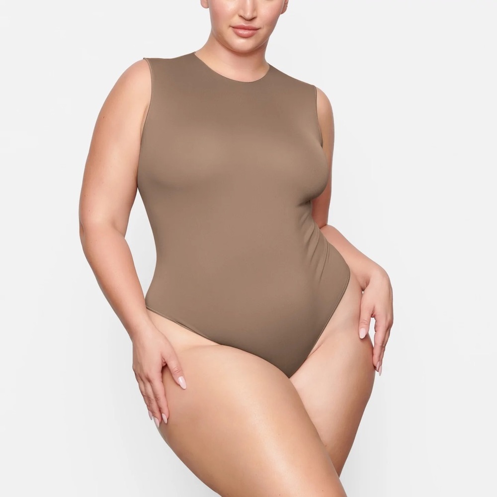 SKIMS by Kim Kardashian ESSENTIAL CREW NECK SLEEVELESS BODYSUIT NWOT 41